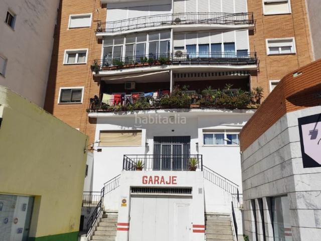 Piso en venta en Zafra. VIVIENDA 140 M2, 4 DORMITORIOS, SALON MUY AMPLIO CON BALCON Y VISTAS ESPECTACULARES, 2 BAÑOS COMPLETO, COCINA, DESPENSA Y LAVADERO. Pisos.