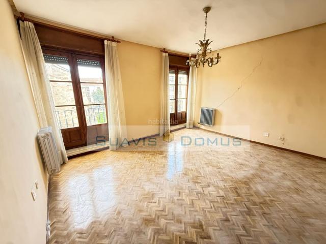 Piso en venta en Zamora, Casco Antiguo. Piso de 140m2 con garaje en Plaza Mayor. Pisos.