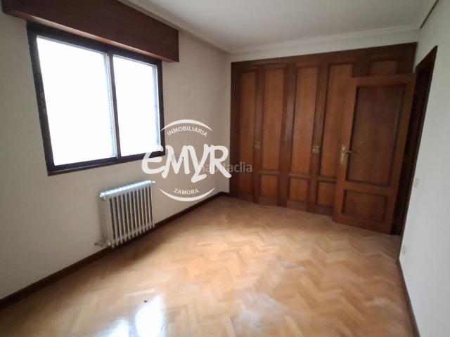 Piso en venta en Zamora, Las Viñas. Piso de 4 dormitorios con garaje en C Regimiento de Toledo. Pisos.