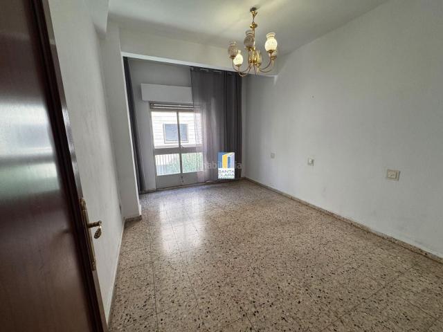 Piso en venta en Zamora, Las Viñas. PISO EN VENTA DE 4 DORMITORIOS Y 2 BAÑOS EN ZONA TRES CRUCES, ZAMORA. Pisos.