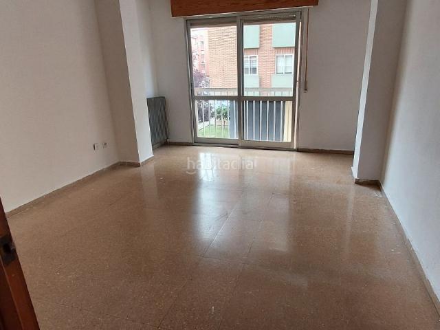 Piso en venta en Zamora, San Lázaro. ¡Gran Oportunidad! Piso con Garaje en Urbanización Los Almendros La Vaguada. Pisos.