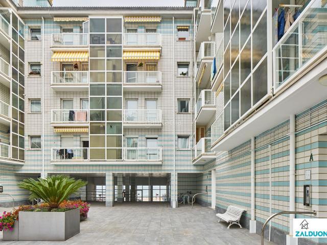 Piso en venta en Zarautz. 1º Linea de playa.Residencial San Luis. Pisos.