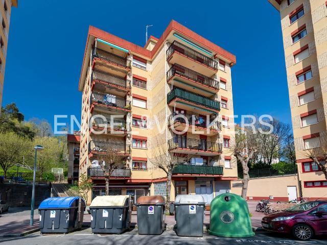 Piso en venta en Zarautz. Luz, vistas despejadas y terraza a 5 minutos de la playa. Pisos.