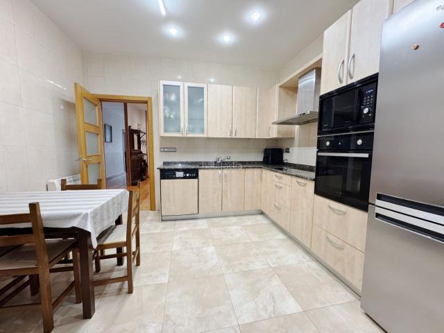 Piso en venta en Zarautz. PRECIOSO PISO EN EL CENTRO DE ZARAUTZ, A UN MINUTO DE LA PLAYA Y CON POSIBILIDAD DE SEGREGAR. Pisos.