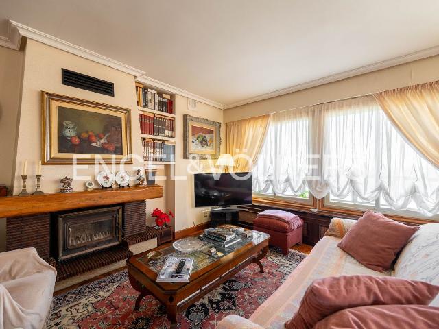 Piso en venta en Zarautz. Vivienda exclusiva con vistas al mar y acceso directo a la playa. Pisos.