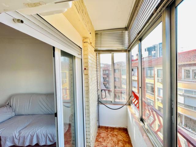 Piso en venta en Zaragoza, Barrio del Ave. Piso luminoso con balcones acristalados en Calle Marcos Zapata Delicias. Pisos.