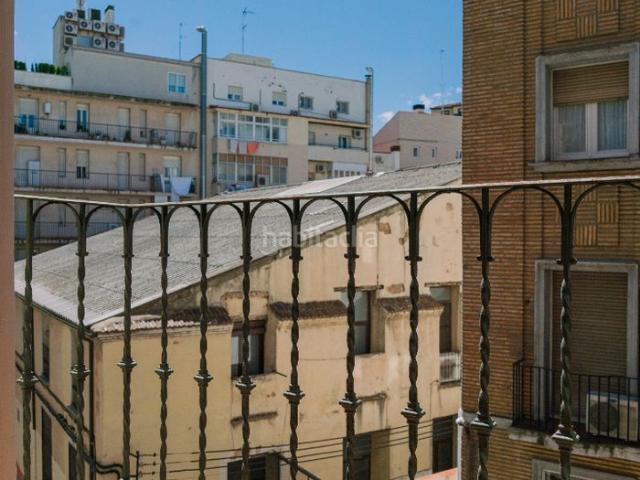 Piso en venta en Zaragoza, La Magdalena. Apartamento exterior con balcón en el casco histórico. Pisos.