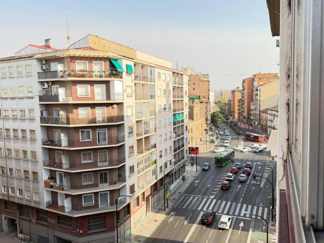 Piso en venta en Zaragoza, La Almozara. Altura, luz y vistas una ubicación excepcional en pleno centro. Pisos.