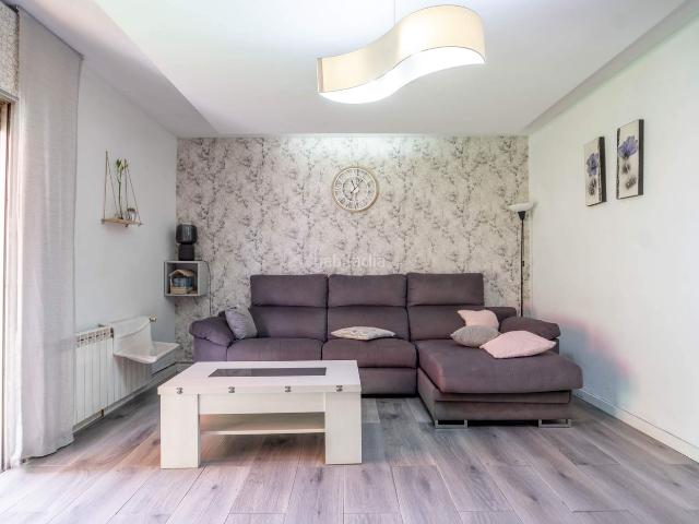 Piso en venta en Zaragoza, La Paz. Piso reformado con terraza y luz natural en Calle Zafiro. Pisos.