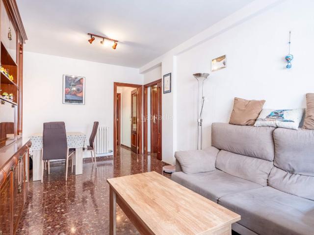Piso en venta en Zaragoza, Las Delicias. Apartamento en buena finca. Pisos.