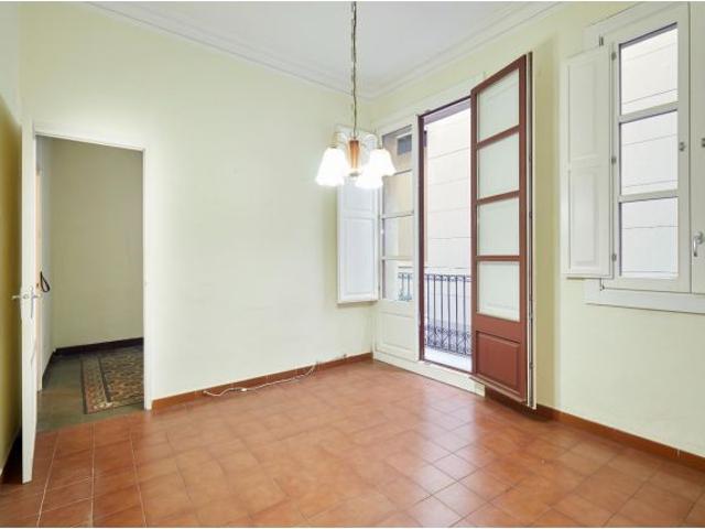 Piso Esquinero con Encanto en el Corazón de Barcelona ¡Listo para Entrar a Vivir!