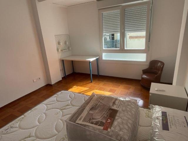 Piso ESTUDIANTES FUNCIONARIOS ALQUILER HABITACIONES en Castellón, zona Av.Casalduch, 4 hab. 2 baños, ascensor