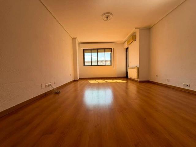 Piso frente al ayuntamiento con terraza privada en Olivenza