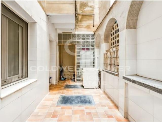 Piso grande a reformar con volta catalana y techos altos en Vila de Gràcia