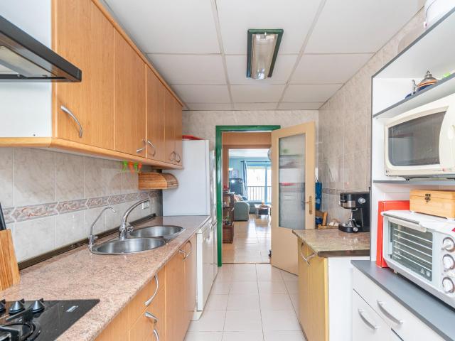 Piso luminoso con 4 habitaciones y 2 baños