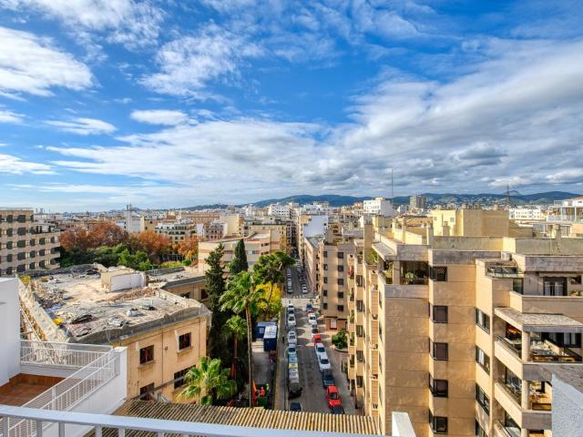 Piso luminoso de 125 m2 con terraza de 28 m2 y vistas al Cas. 125m² Palma de Mallorca