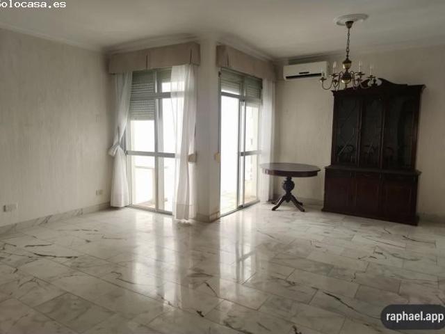 Piso luminoso y amplio en primera planta de una casa