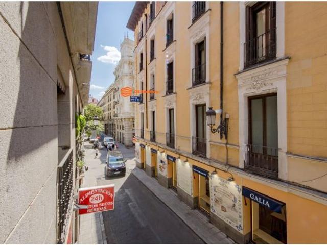 PISO PARA ENTRAR A VIVIR CON 4 BALCONES A LA CALLE