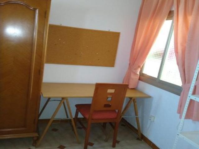 Piso para estudiantes en zona céntrica y muy bien comunicada