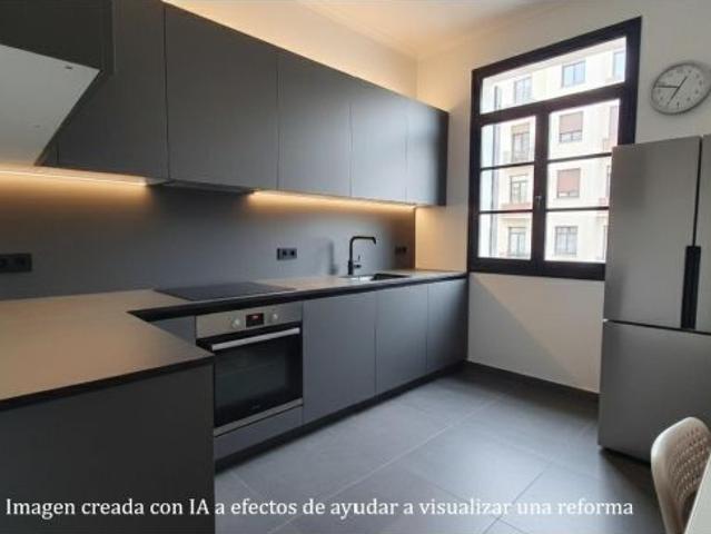 Piso para reformar con inmejorable ubicación. Junto plaza Kasko. Ascensor cota cero. 3 habitaciones