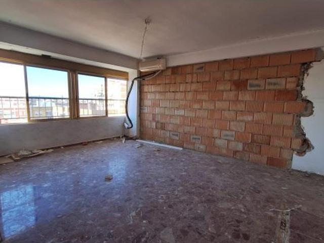 ¡ PISO PARA REFORMAR EN CARLOS III CON PLAZA DE APARCAMIENTO Y ASCENSOR !