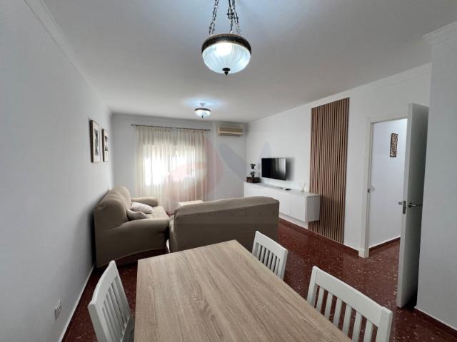 PISO RECIÉN RENOVADO · 3 DORMITORIOS · 2 BAÑOS · PATIO · 580 €/MES
