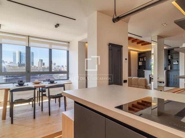 Piso reformado con cuatro habitaciones de gran tamaño y una. 224m² Barcelona