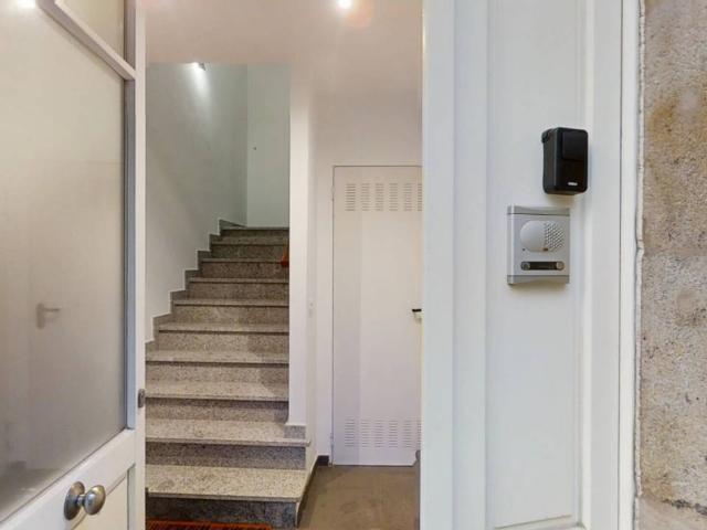Piso reformado con balcón y uso actual como vivienda turística en Noia