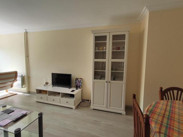 Piso reformado con garaje y trastero en urbanización con pis. 90m² Vigo