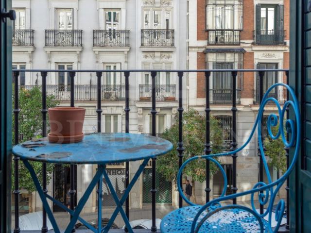 Piso reformado con tres balcones en calle Bárbara de Braganza | Justicia Salesas | Orientación sur | Edificio clásico de 1890