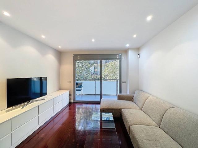 Piso reformado con una terraza y un patio en finca moderna de 2010 con ascensor, ubicado en el corazón del Eixample Esqu