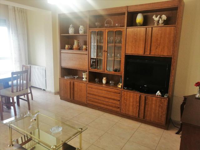 Piso reformado de 4 habitaciones al lado de la universidad