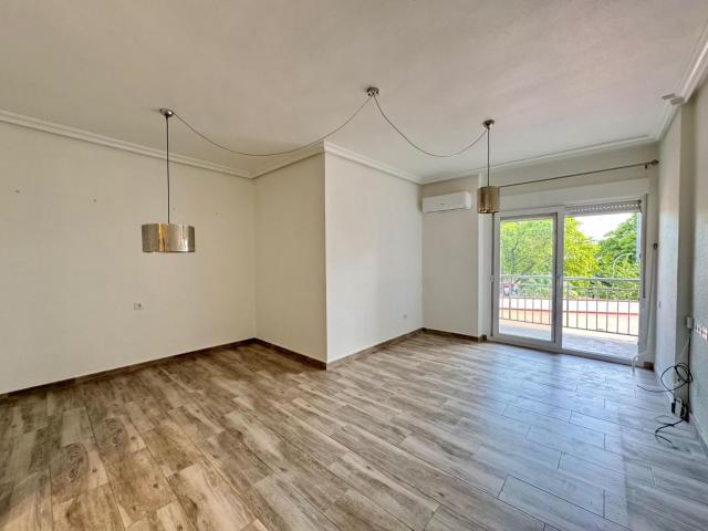 Piso reformado de 4 habitaciones con garaje en el Infante Juan Manuel