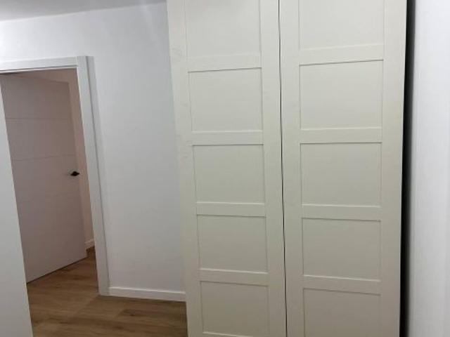 Piso reformado de 4 habitaciones con patio y balcón en Valencia