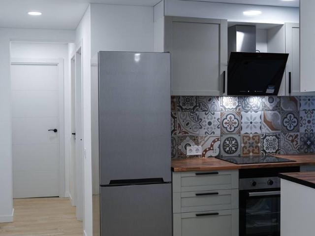 Piso reformado de 4 habitaciones con patio y balcón en Valencia