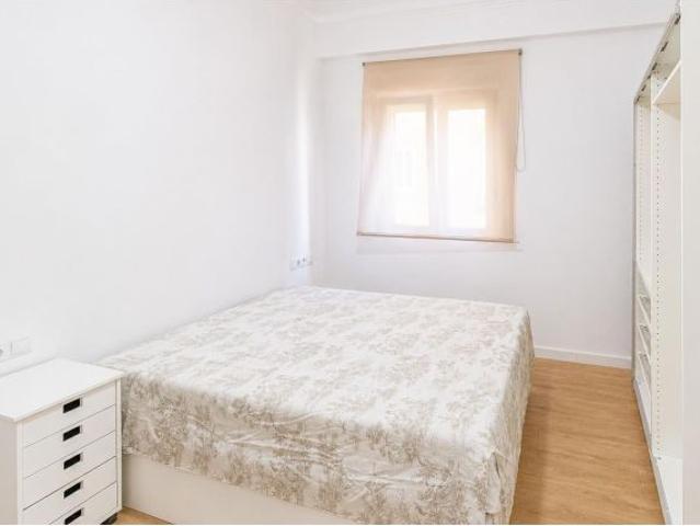 Piso reformado de 3 habitaciones con balcón en En Corts