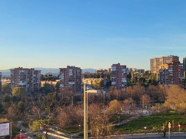 Piso reformado de dos dormitorios en Valdeacederas