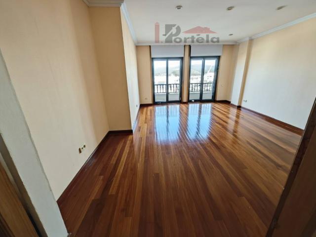 Piso seminuevo de 4 dormitorios con vistas al mar, garaje y bodega en Avenida de Orense