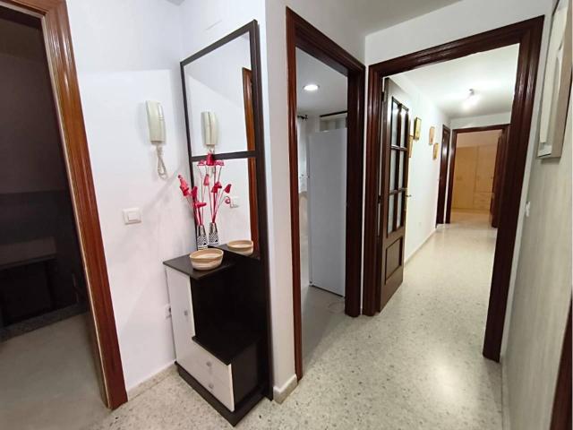 Piso seminuevo frente al seminario con aire acondicionado