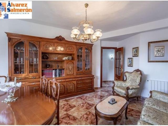 Piso señorial de 182 m2 en Avenida Madrid: amplitud, luz y posibilidades infinitas con garaje opcion