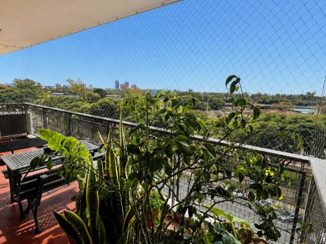 Piso sobre Av. del Libertador con ecepcionales vistas 4 ambientes