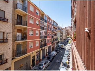 Piso totalmente exterior, con garaje y trastero en finca
