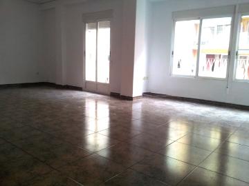 Piso vacío de 3 habitaciones y 2 baños