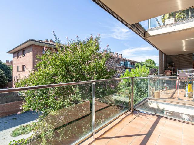 Piso 2 dormitorios sant cugat con parquing trastero jardin y piscina