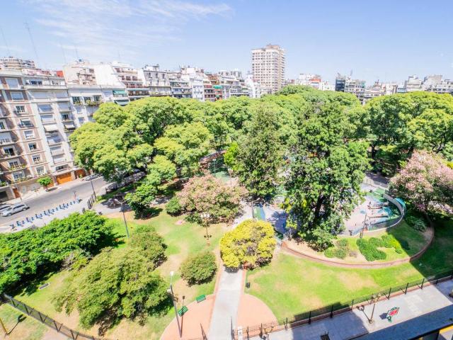 Piso 4 ambientes con balcón y vista a la plaza Vicente López