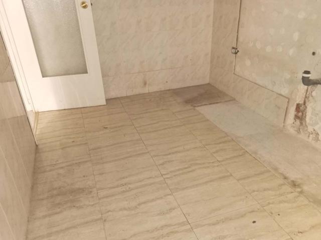 Piso 76m² en Lleida: 3 Habitaciones, a Reformar, ¡Sin Comisión!
