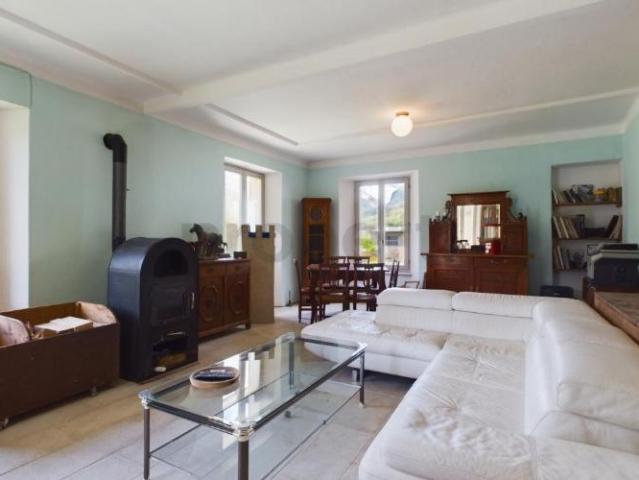 Pittoresca casa plurifamiliare con terreno nel cuore della Val di Blenio Malvenfarbiges Mehrfamilienhaus mit Grundstück im Herzen des Bleniotals