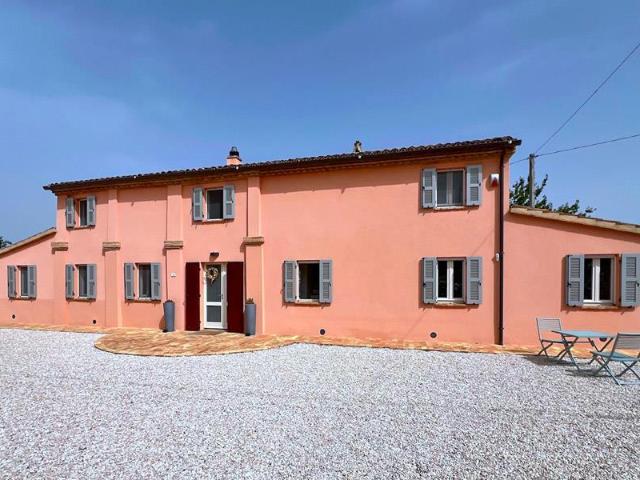Pittoresco casale italiano vicino alla spiaggia, le Marche 270m² Cartoceto