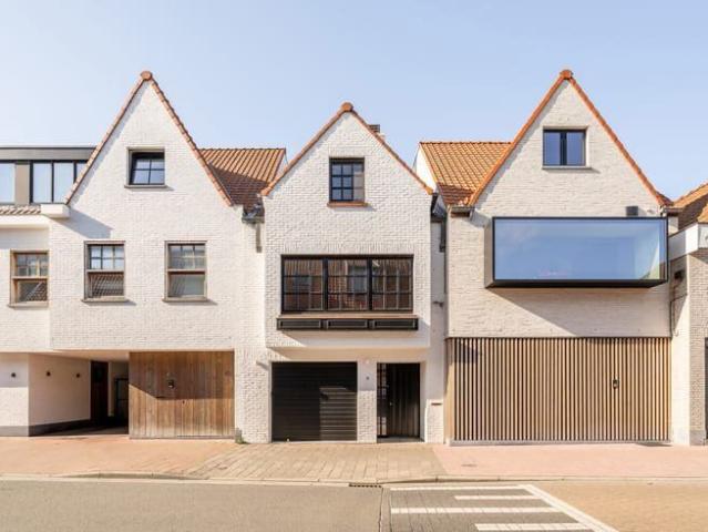Pittoreske ongemeubelde woning met garage gelegen in Oud Kno