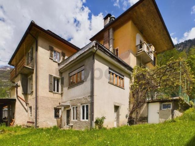 Pittoreskes Mehrfamilienhaus mit Grundstück im Herzen des Bleniotals
